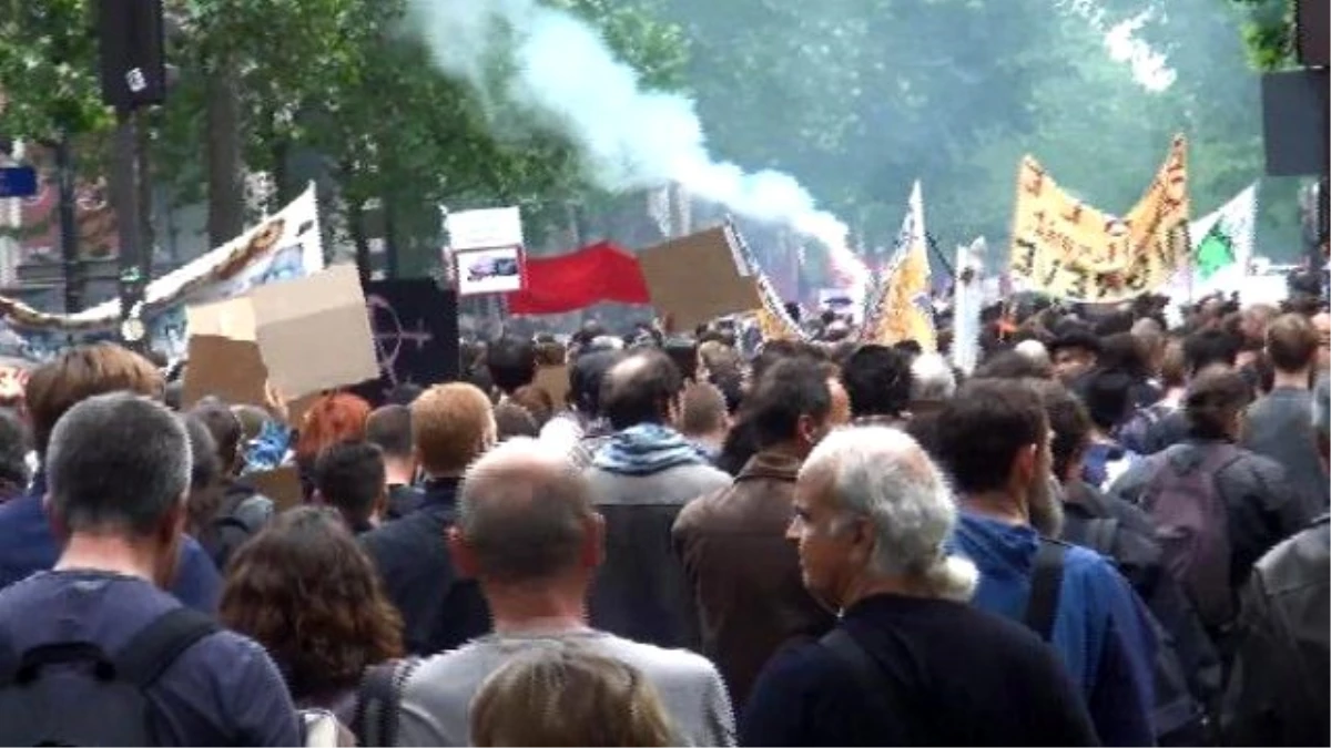 Fransa\'da İş Kanunu Karşıtı Gösterilere 300 Bin Kişi Katıldı