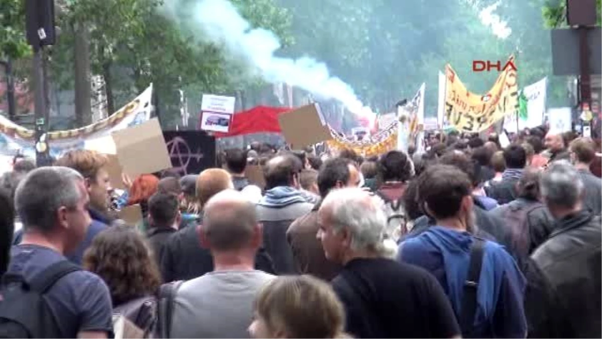 Fransa\'da İş Kanunu Karşıtı Gösterilere 300 Bin Kişi Katıldı