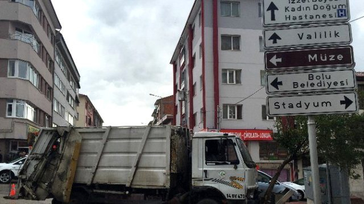 Freni Boşalan Çöp Kamyonu Ağaca Çarparak Durabildi