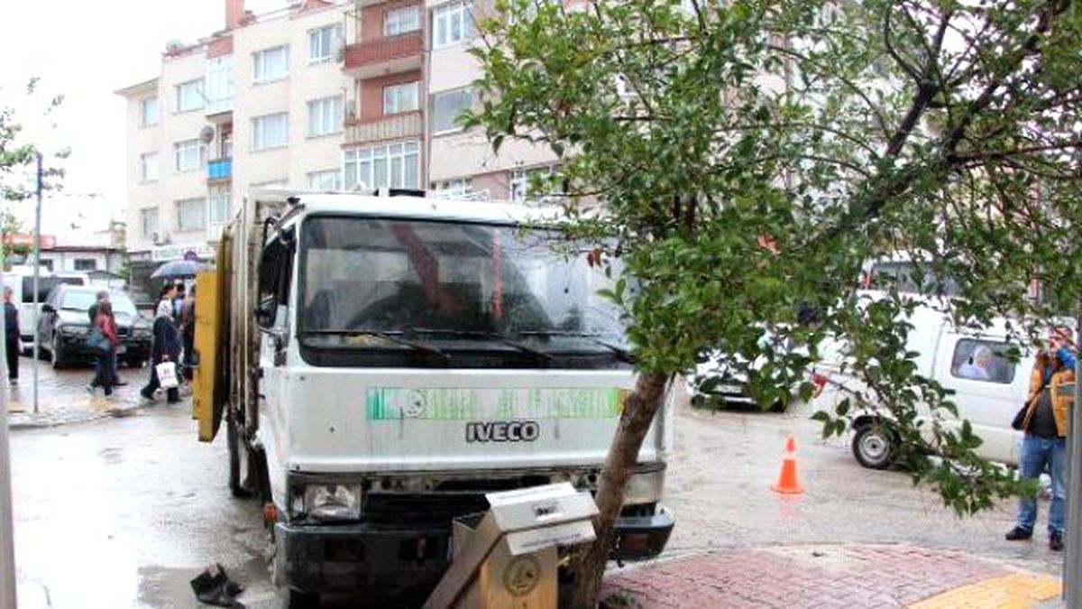 Freni Boşalan Çöp Kamyonu İki Araç ve Ağaca Çarparak Durdu