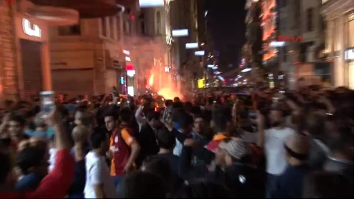 Galatasaray Taraftarı Kupayı İstiklal Caddesi\'nde Kutladı