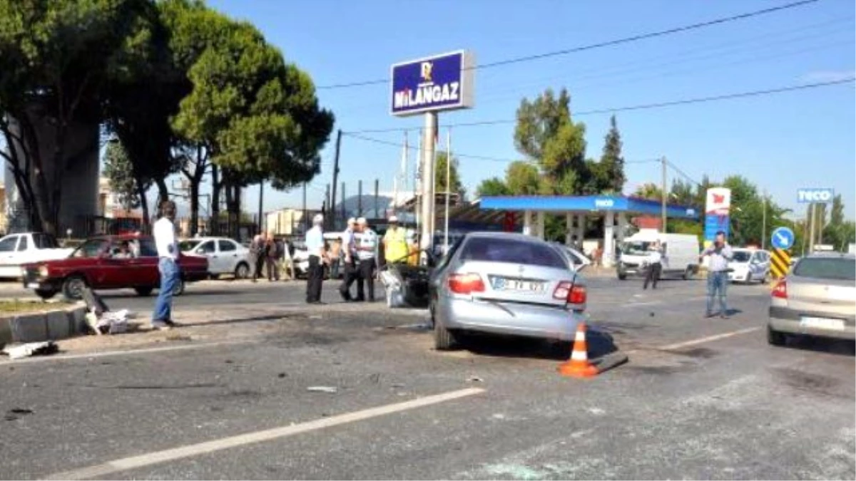 İncirliova\'da Öğrenci Servisi Otomobille Çarpıştı: 2 Ölü, 14 Yaralı (2)- Yeniden