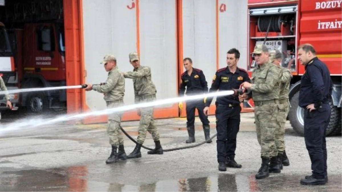 İtfaiyeden Askerlere Uygulamalı Yangın Eğitimi