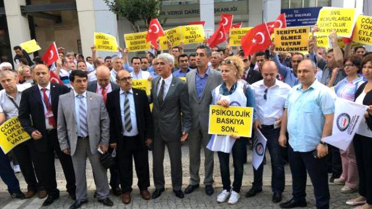 İzmir\'de TSK Bünyesinde Görev Yapan Sivil Memurlardan Protesto