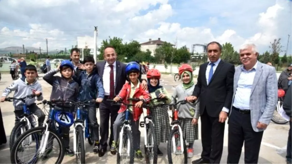 Kartepe\'de 3 Bin 250 Öğrenciye Bisiklet Hediye Edildi