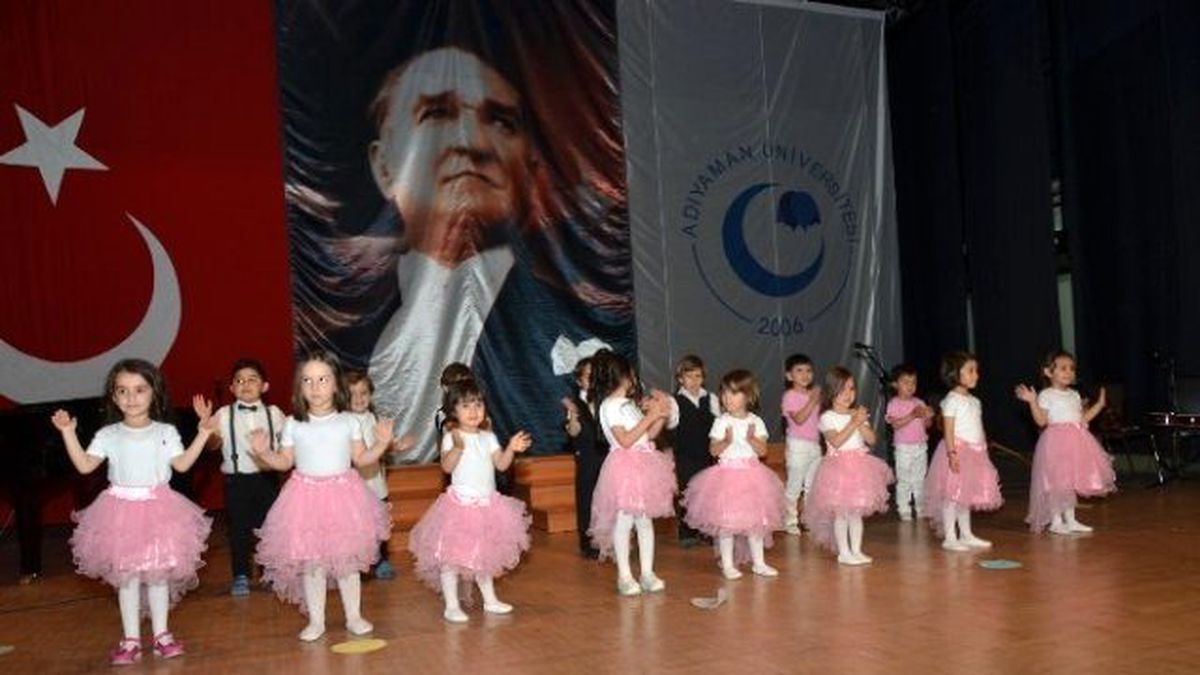 Minik Öğrencilerden Yıl Sonu Programı