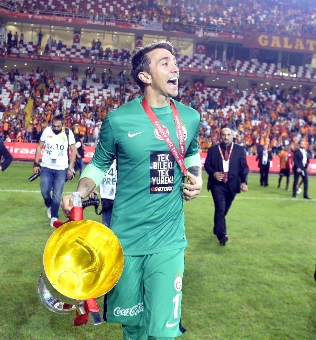 Muslera, Galatasaray\'da En Çok Kupa Kaldıran İsim Olmaya Yaklaşıyor