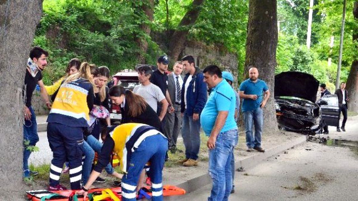 Otomobil Refüjdeki Ağaca Çarptı: 2 Yaralı
