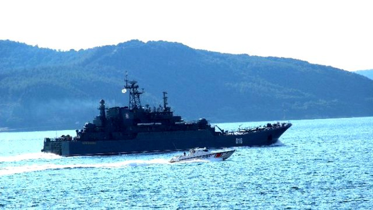 Rus Savaş Gemisi Çanakkale Boğazı\'ndan Geçti