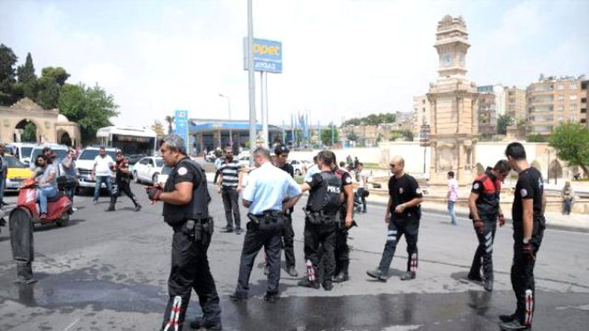 Şanlıurfa\'da Devrilen Motosikletteki 2 Polis Yaralandı