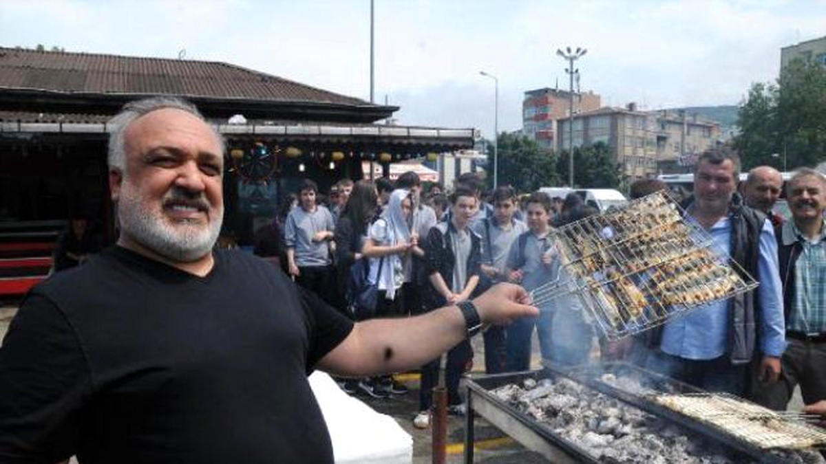 Trabzon\'da Balık- Ekmek Kuyruğu