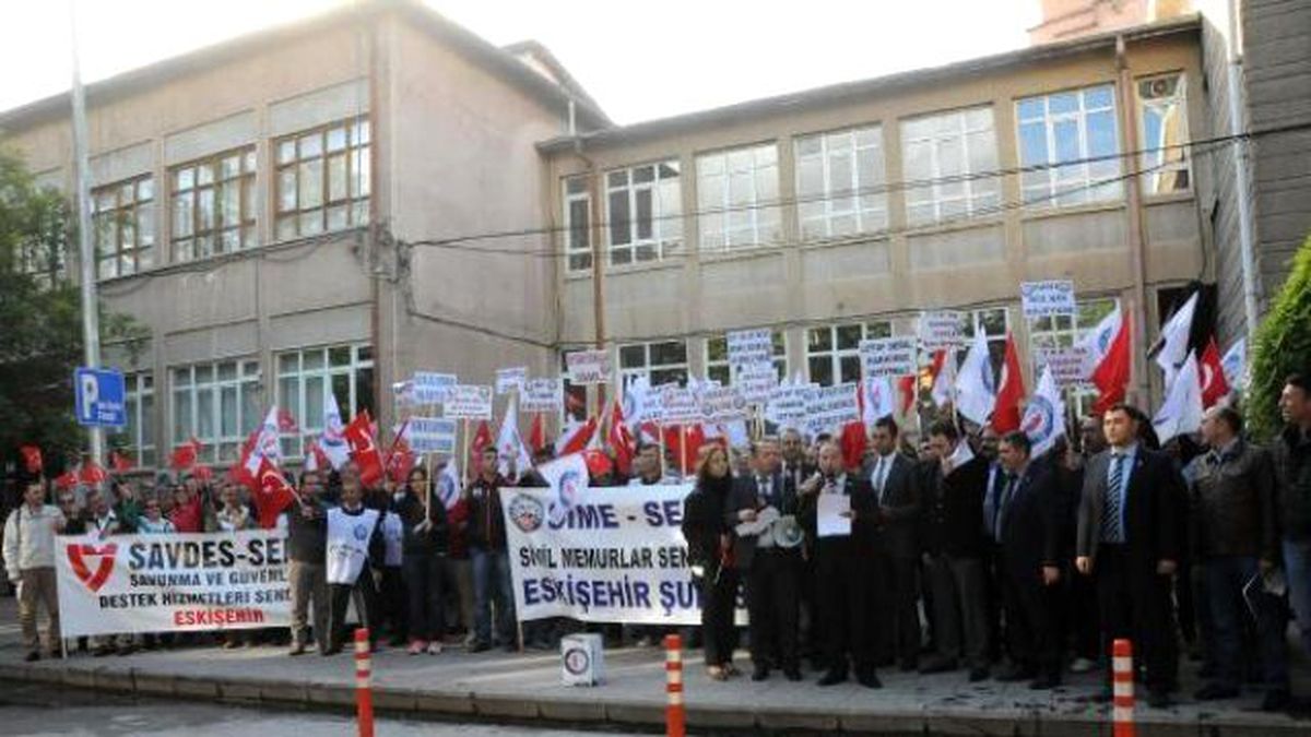 TSK\'da Çalışan Sivil Memurlar Bordrolarını Yaktı