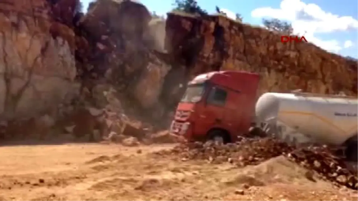 Tunceli\'deki Toprak Kayması Dev Kamyonu Böyle Yuttu