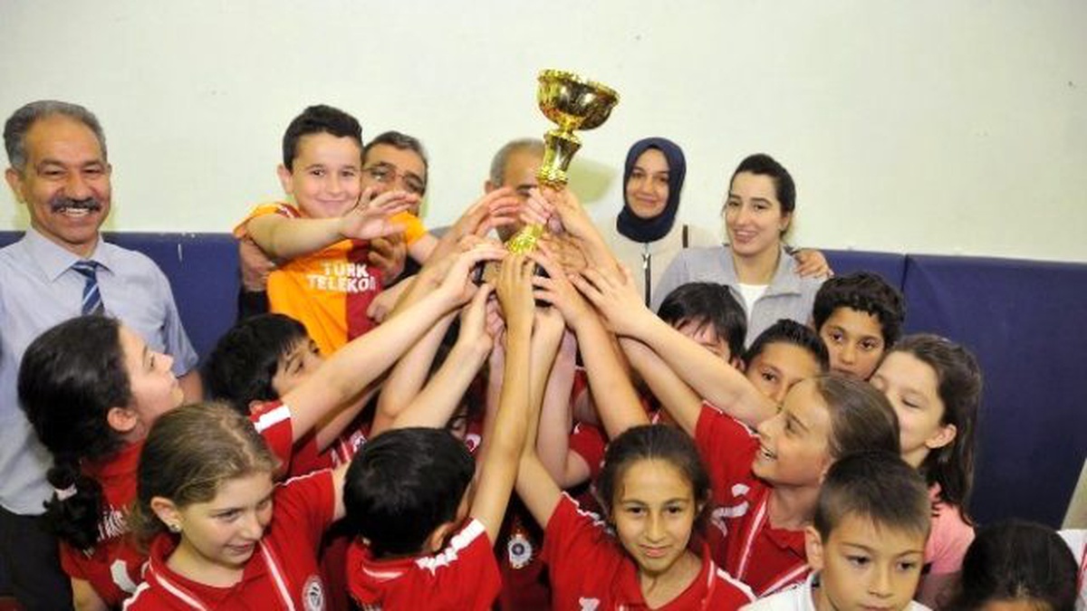 Yarım Elma Geleneksel Sokak Oyunları\'nda Şampiyonlar Belli Oldu