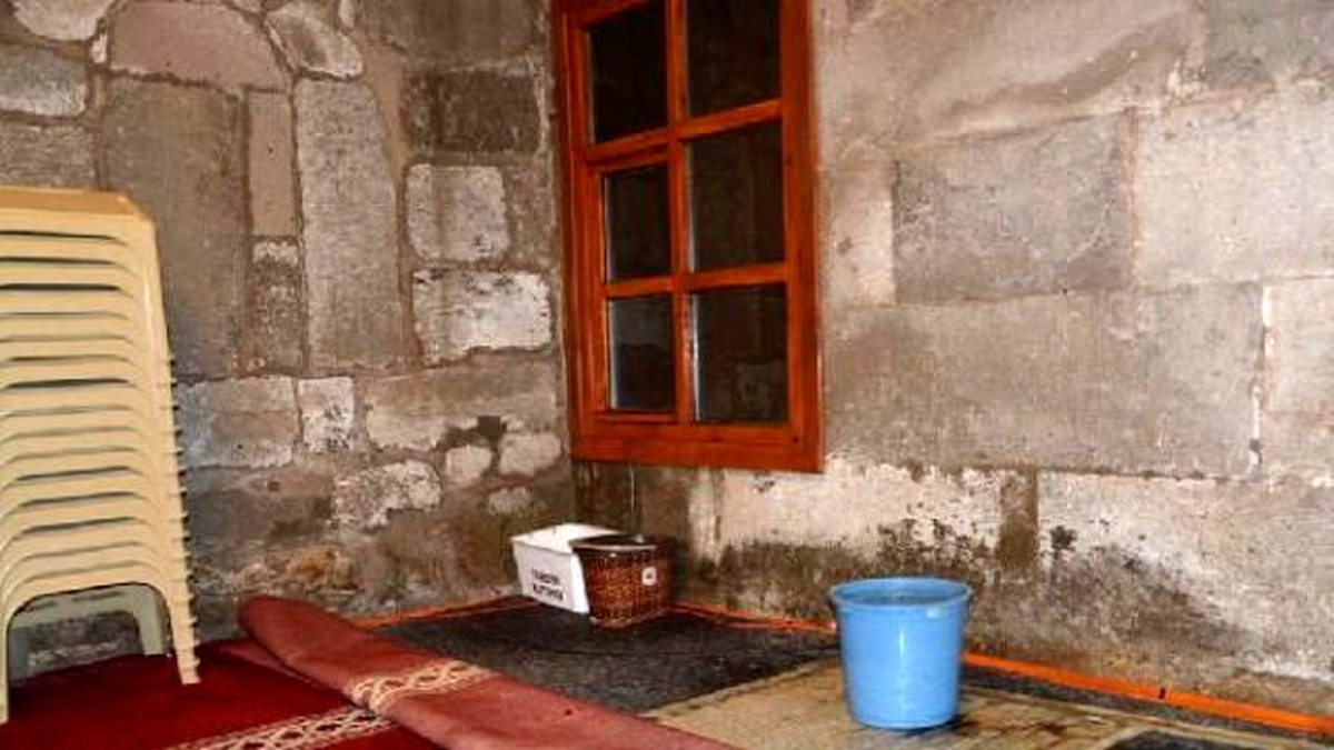Aksaray\'da 600 Yıllık Ulu Cami\'nin Çatısı Akmaya Başladı