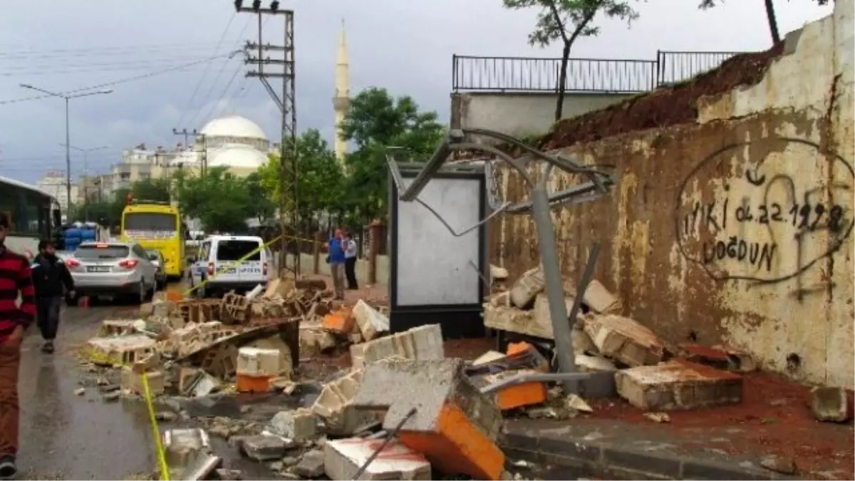 Aşırı Yağış Okulun Duvarını Yıktı