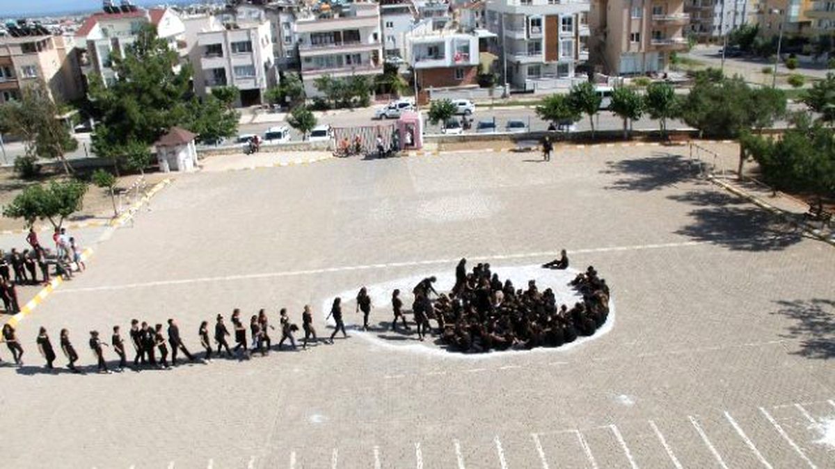 Atatürk, Didim\'deki Okul Bahçesinde Resmedildi