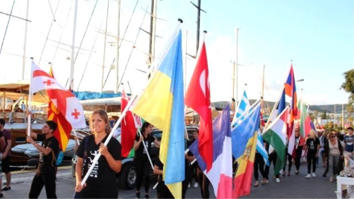 Bodrum Sokakları Kortej Yürüyüşü ile Renklendi