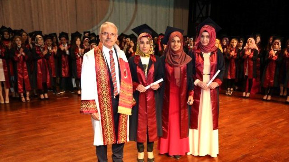 Bü Sağlık Hizmetleri ve Akdağmadeni Meslek Yüksekokullarında Mezuniyet Sevinci