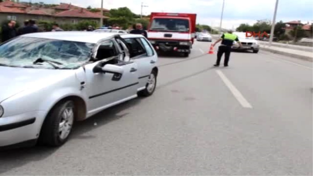 Burdur - Kamyonet Kasasındaki Sac Plakaya Çarpan Otomobil Sürücüsü Ağır Yaralandı