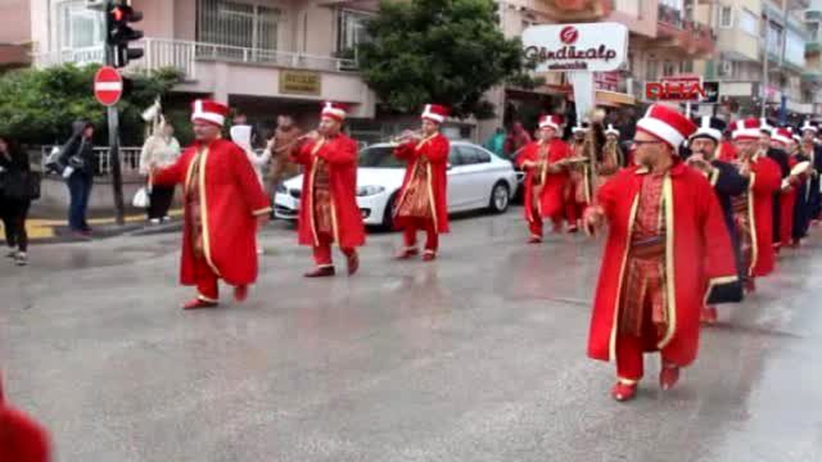 Burdur Makü\'de Sağanak Altında Mezuniyet Coşkusu