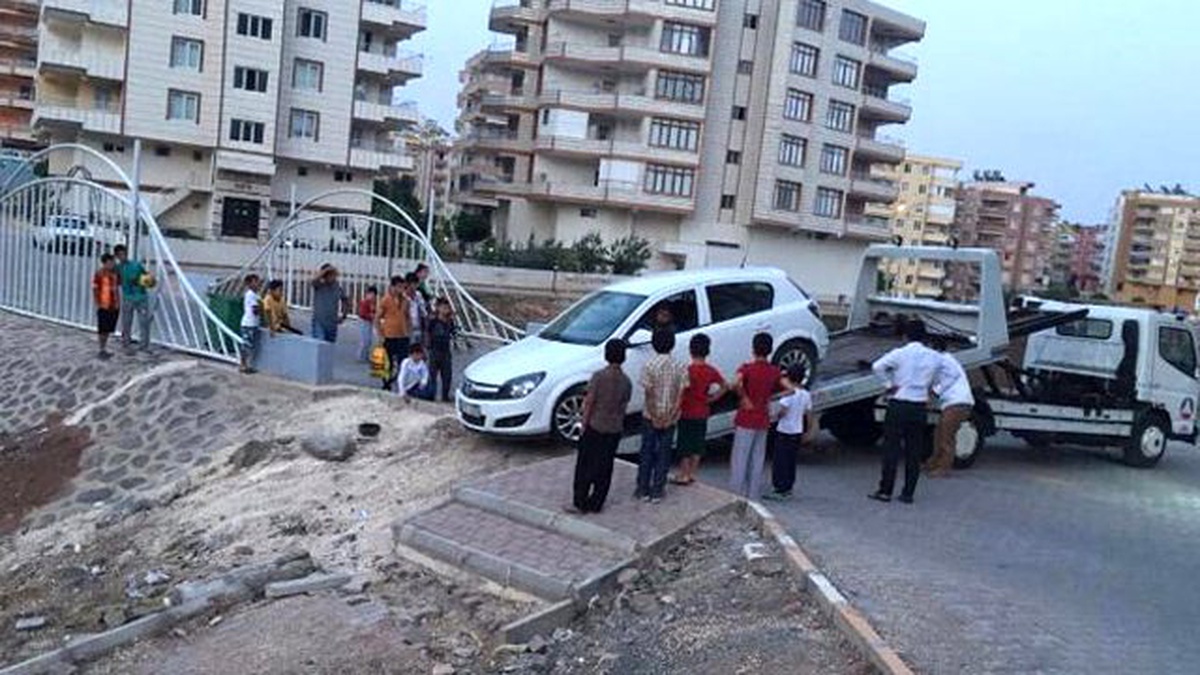 Köprüden Uçan Otomobili Korkuluklar Kurtardı