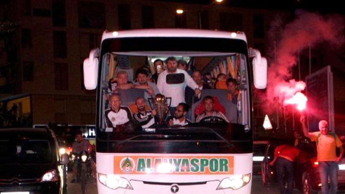 Multigroup Alanyaspor\'a Meşaleli Karşılama