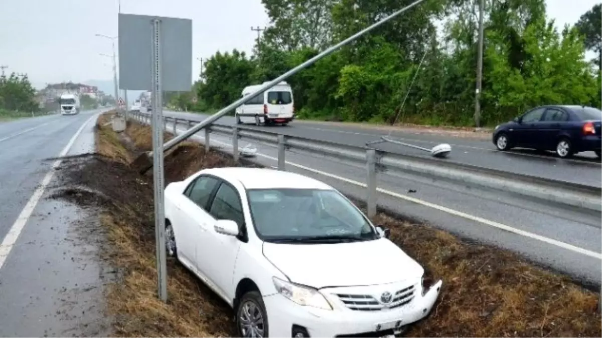 Otomobil Aydınlatma Direğine Çarptı: 3 Yaralı