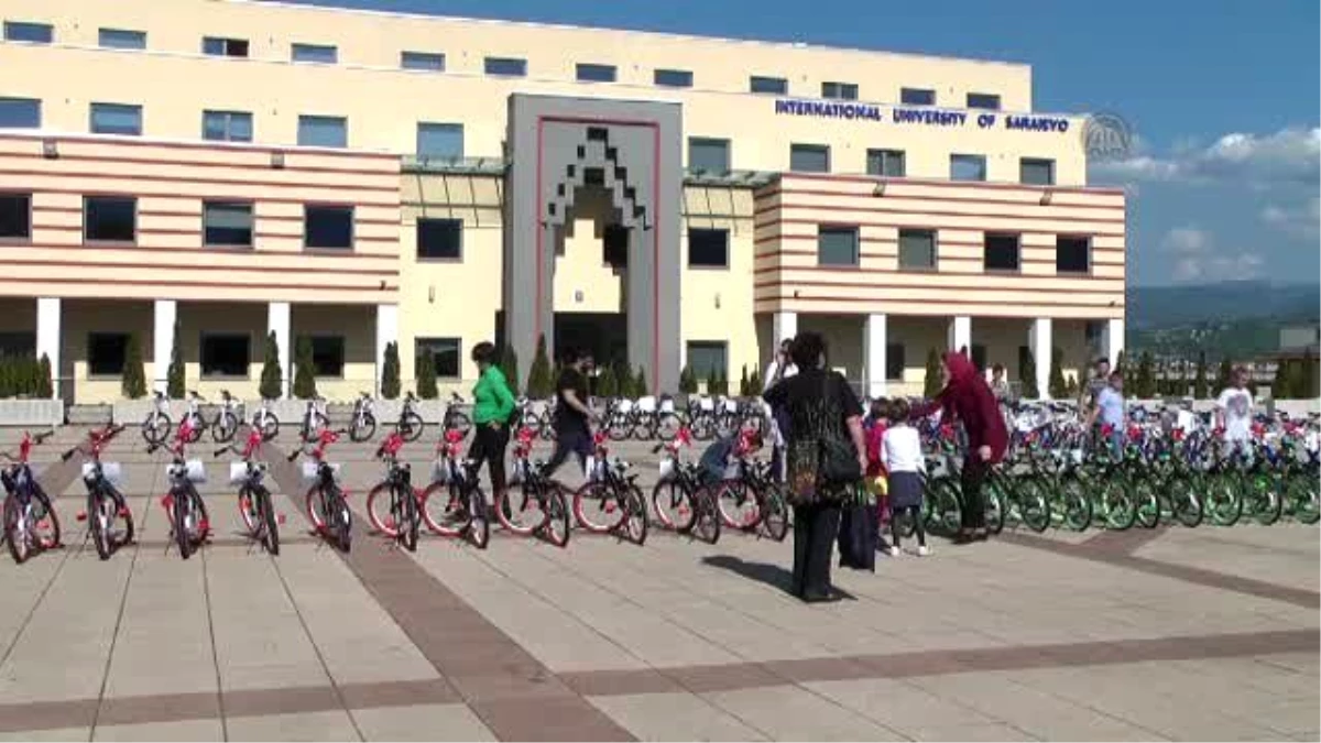 Saraybosna\'daki Yetim Çocukların Bisiklet Sevinci