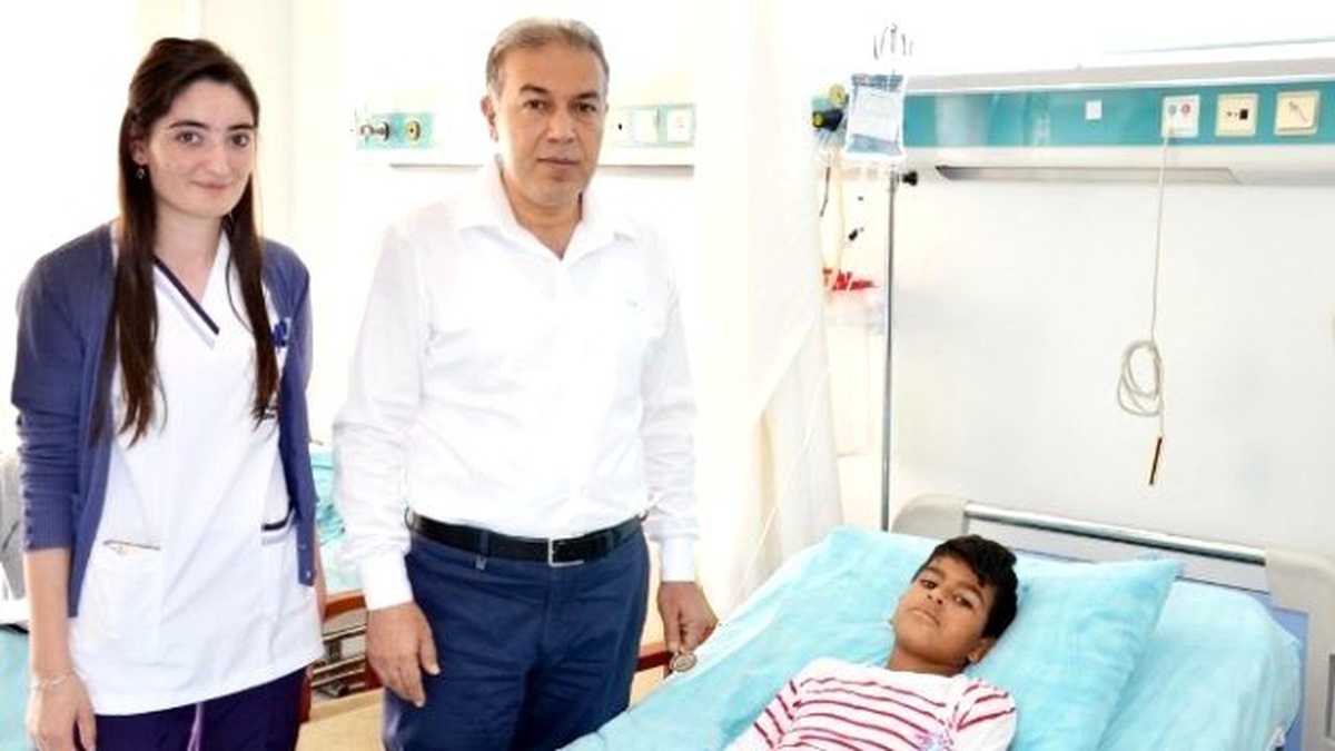 Suriyeli Çocuk Türk Doktorların Ellerinde Hayata Tutundu