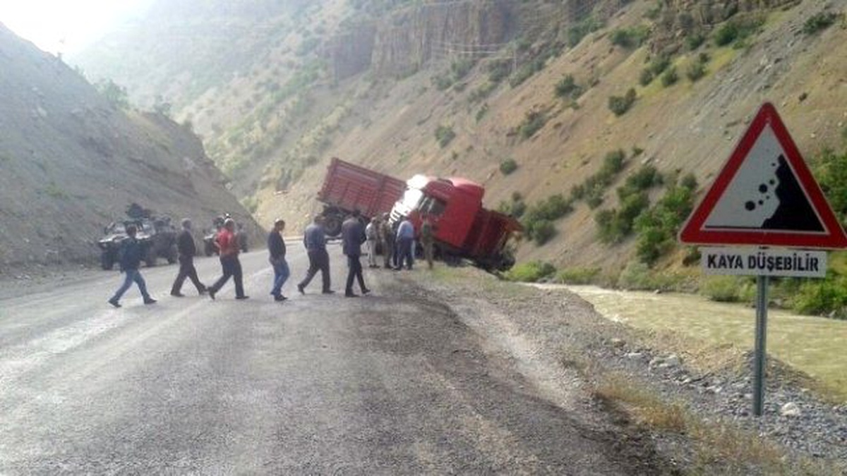 Tır, Zap Suyuna Yuvarlanmaktan Son Anda Kurtuldu