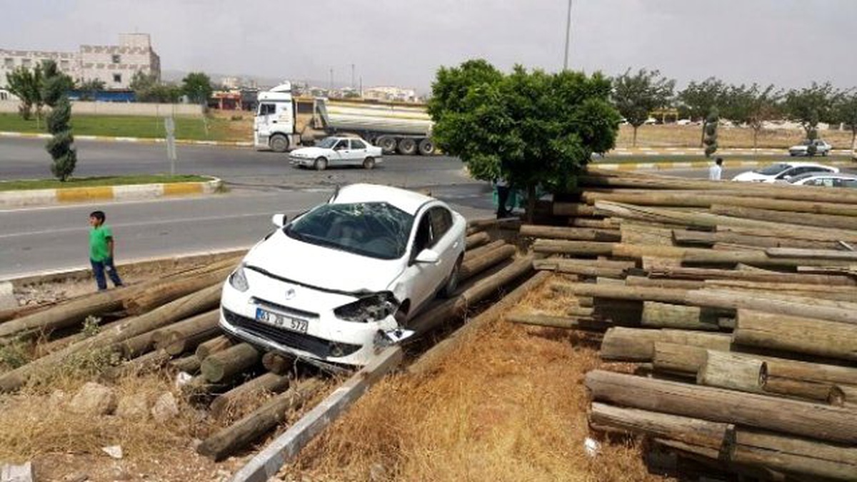 Yoldan Çıkan Otomobil Takla Attı