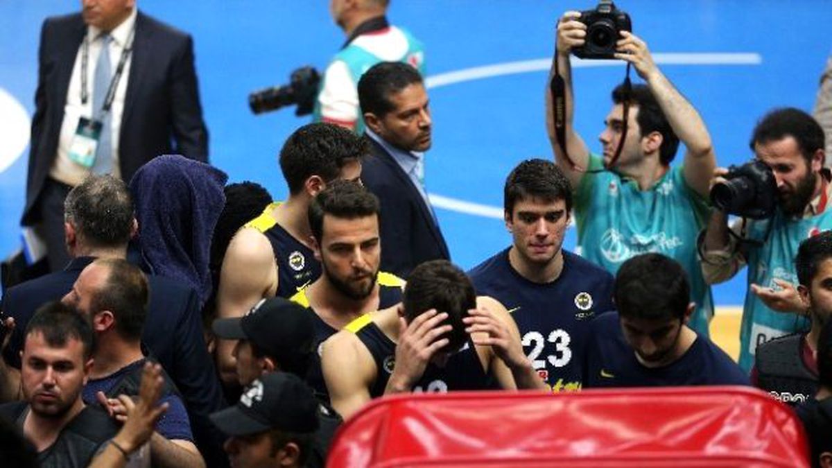Abdi İpekçi\'de Taraftarlar Olayları Nedeniyle Fener ve Hakemler Soyunma Odasına Girdi