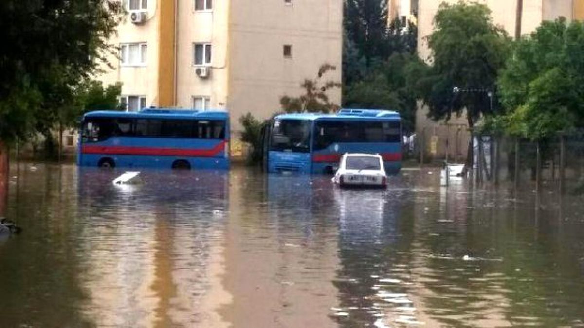 Adana\'da Sağanak Yağmur, Su Baskınlarına Neden Oldu