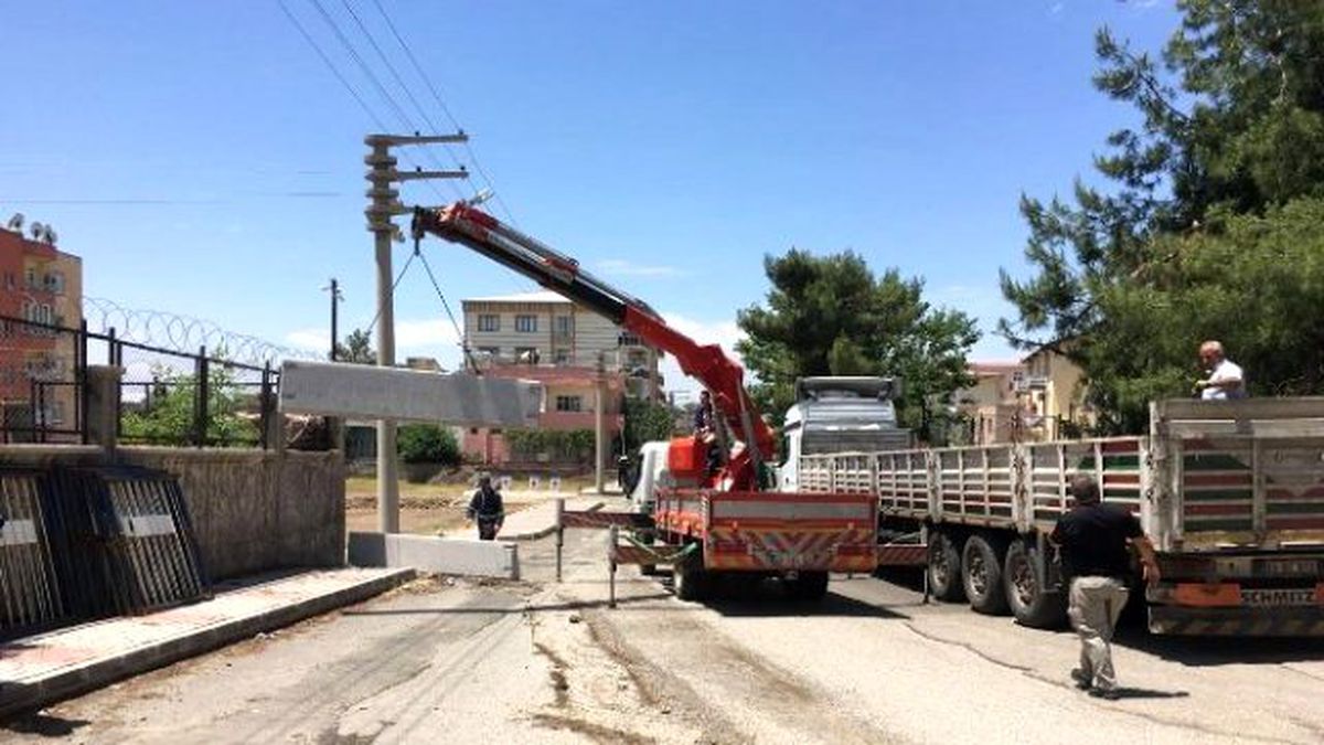 Ankara\'dan Siirt\'e 3 Tır Beton Bariyer Gönderildi