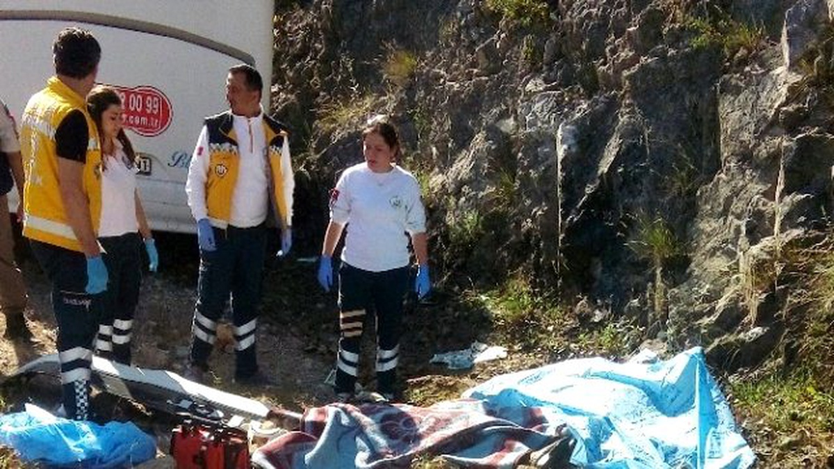 Antalya\'da Otobüs Kayalıklara Çarptı: 2 Ölü, 10 Yaralı