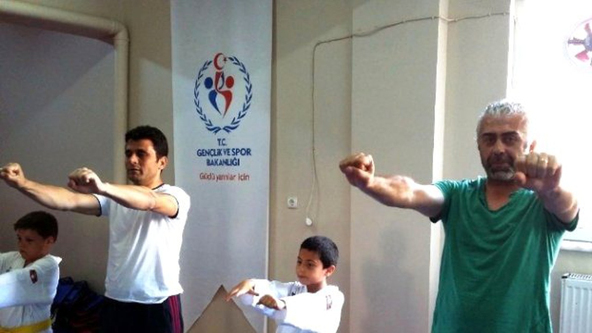 Ayvalık\'ta \'Ailemle Spor Yapıyorum\' Projesi Hayata Geçti