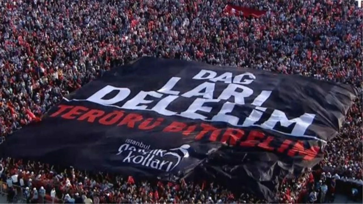 Cumhurbaşkanı Erdoğan'a Yenikapı'da Sürpriz Pankart