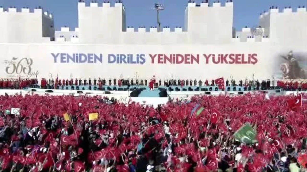 Erdoğan, Yenikapı Etkinlik Alanında Halkı Selamladı