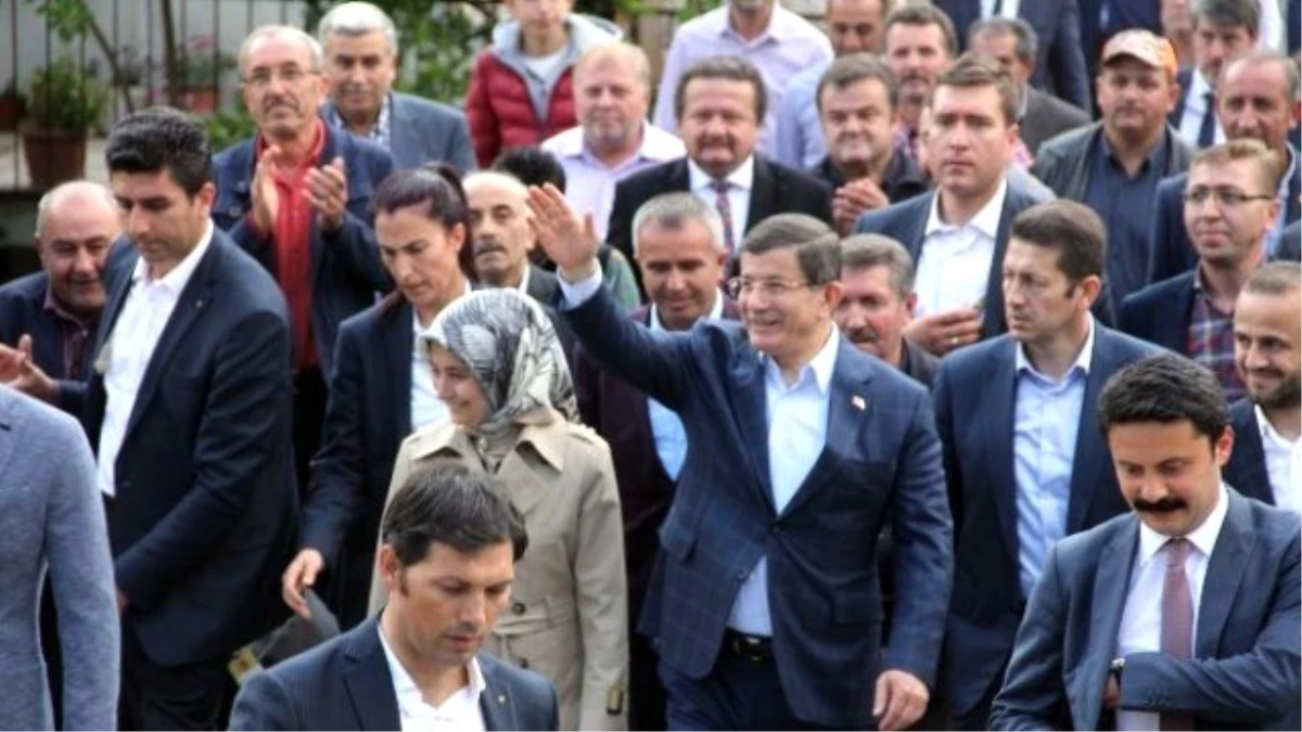 Eski Başbakan Davutoğlu\'na Sevgi Seli