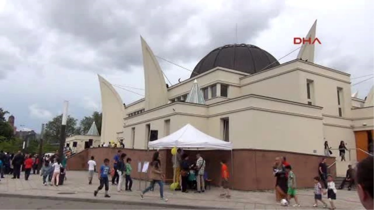 Fransa\'da Camiler Kapılarını Halka Açtı