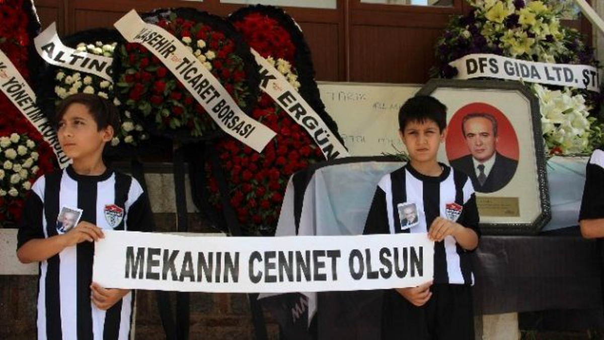 Manisaspor\'un Efsane Başkanı Toprağa Verildi