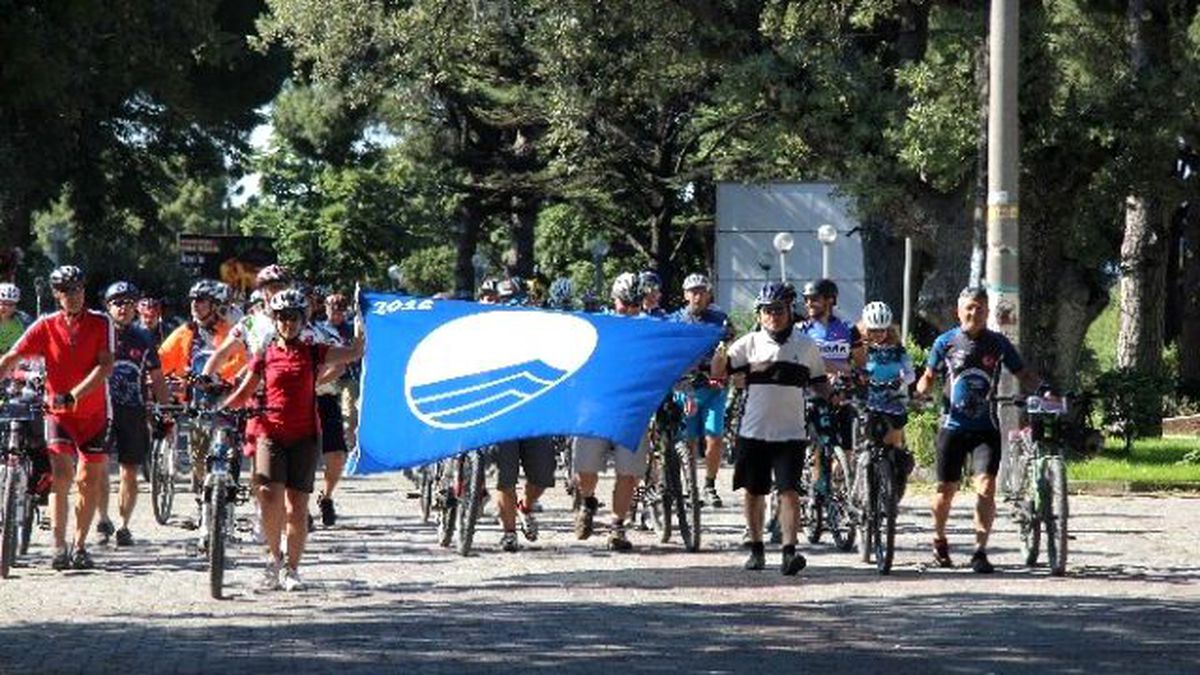 Mavi Bayrağı Başkan Uysal Bisikletçinin Elinden Aldı