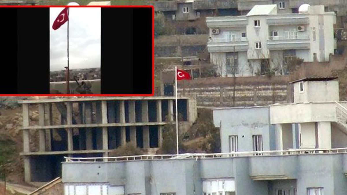 Nusaybin'de Teröristlerden Temizlenen Binaya Bayrak Dikildi