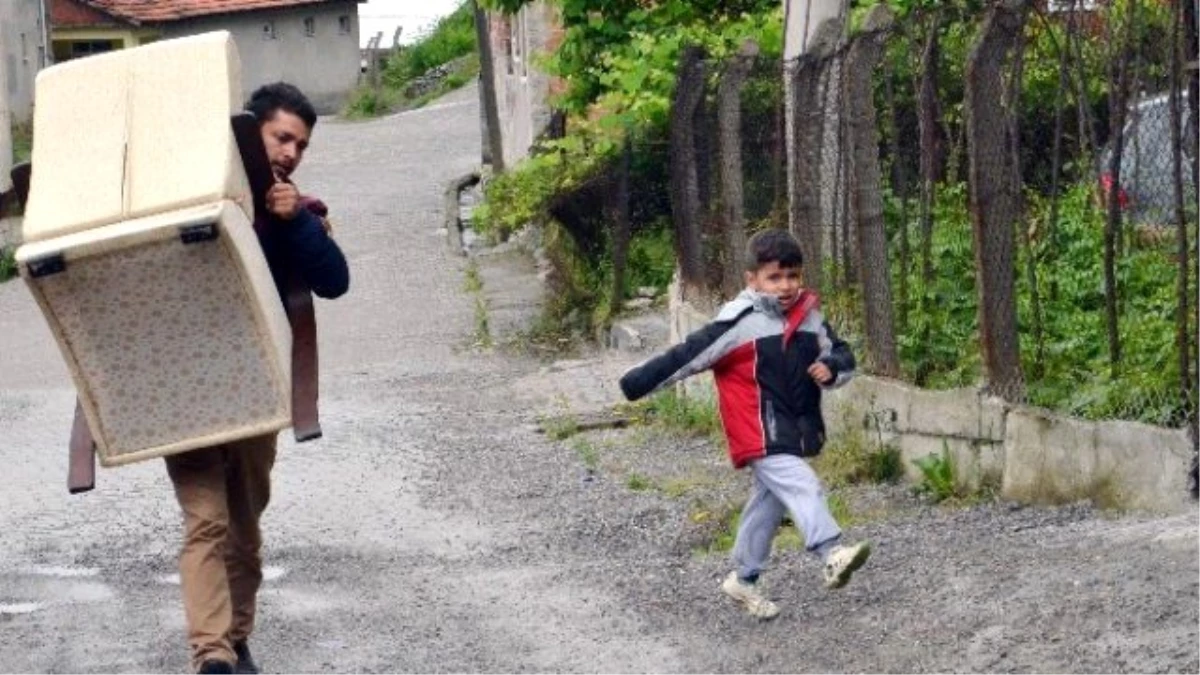 İstanbul\'dan Zonguldak\'a Geldiler, Eşyalarıyla Sokakta Kaldılar