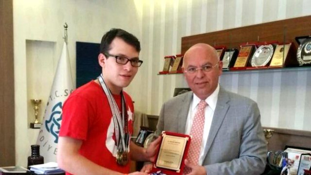 Özel Milli Sporcu Ataberk Yücel Başkan Eşkinat\'ı Ziyaret Etti