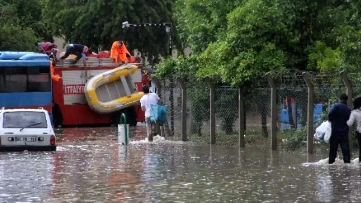 Su Baskınında Mahsur Kalanlar İş Makinesi ve Botla Kurtarıldı