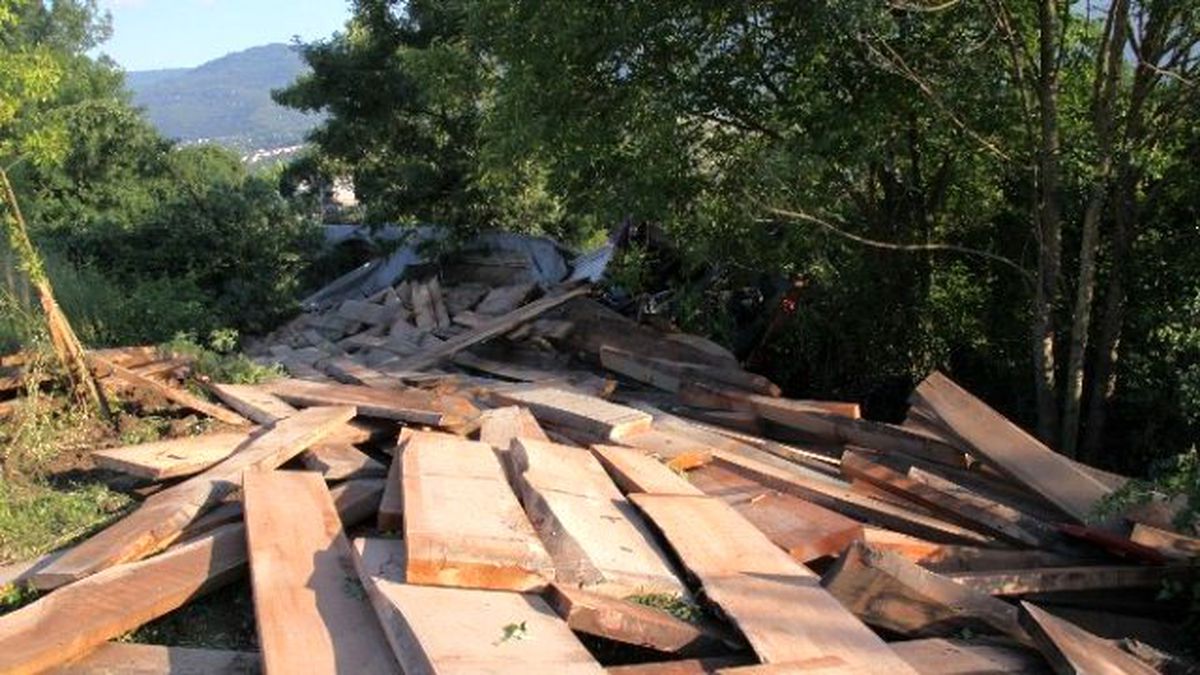 Sürücüsü Uyuyakalan Tır, Tem\'den Ormana Uçtu: 2 Yaralı