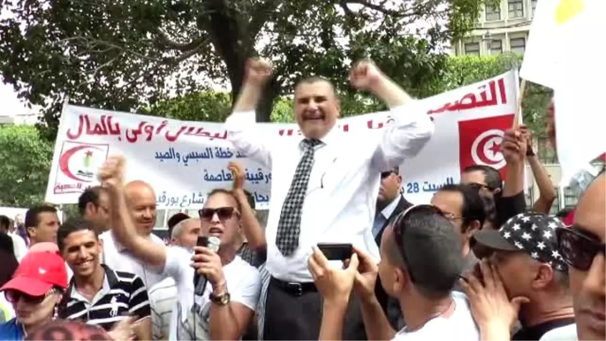 Tunus'ta Burgiba Heykelinin Eski Yerine Getirilmesine Protesto