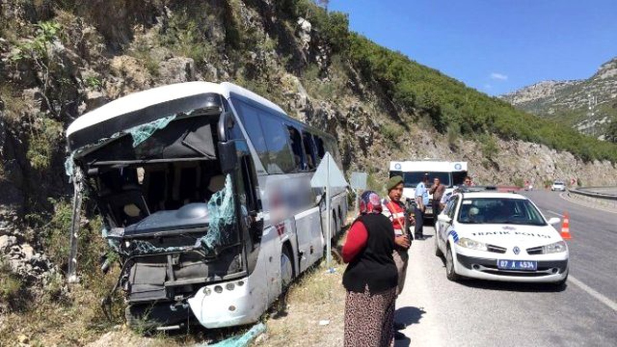 Burdur - Antalya Yolunda Otobüs Kayalıklara Çarptı: 2 Ölü 5 Yaralı